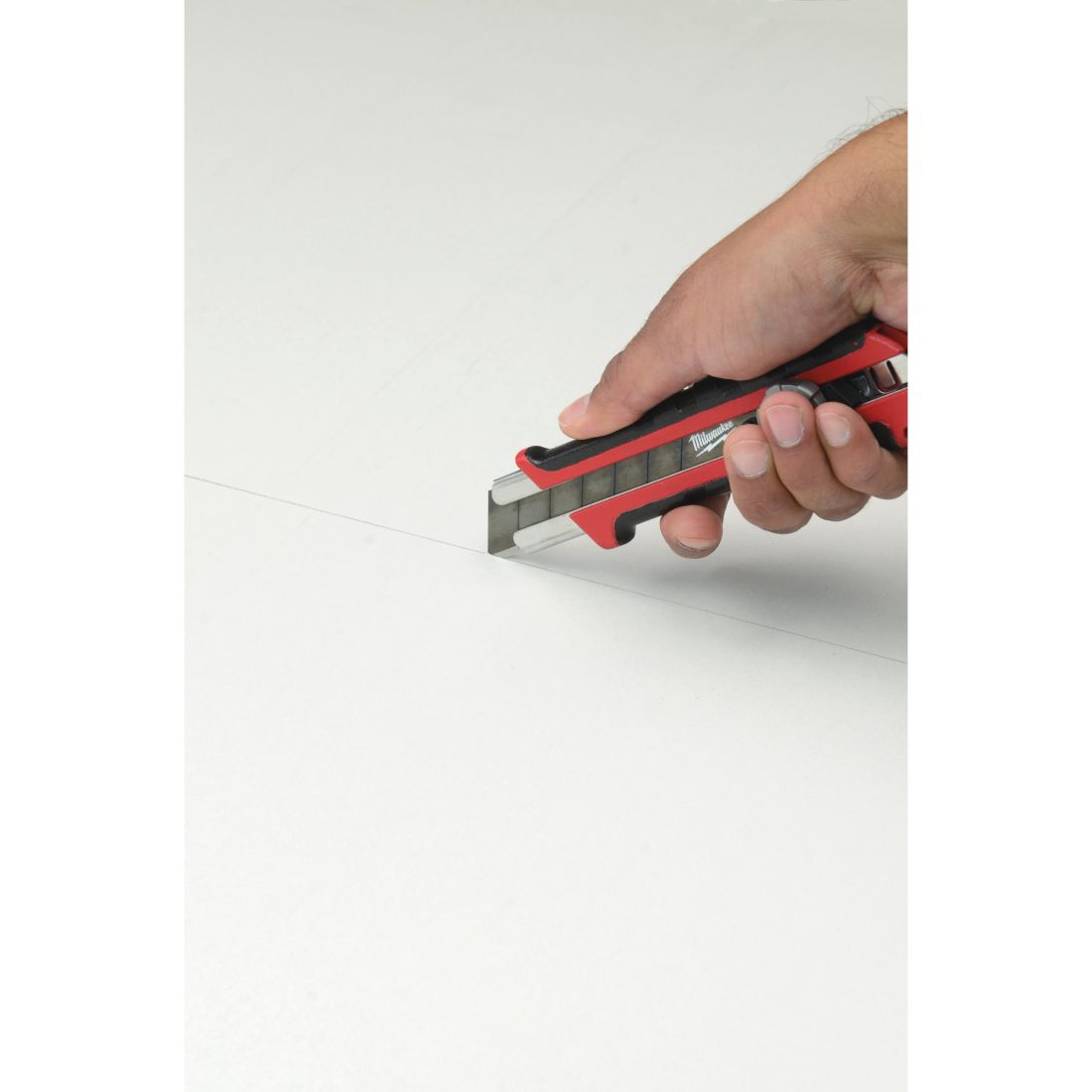 Ніж висувний з сегментованим лезом MILWAUKEE, 25мм (48221962)