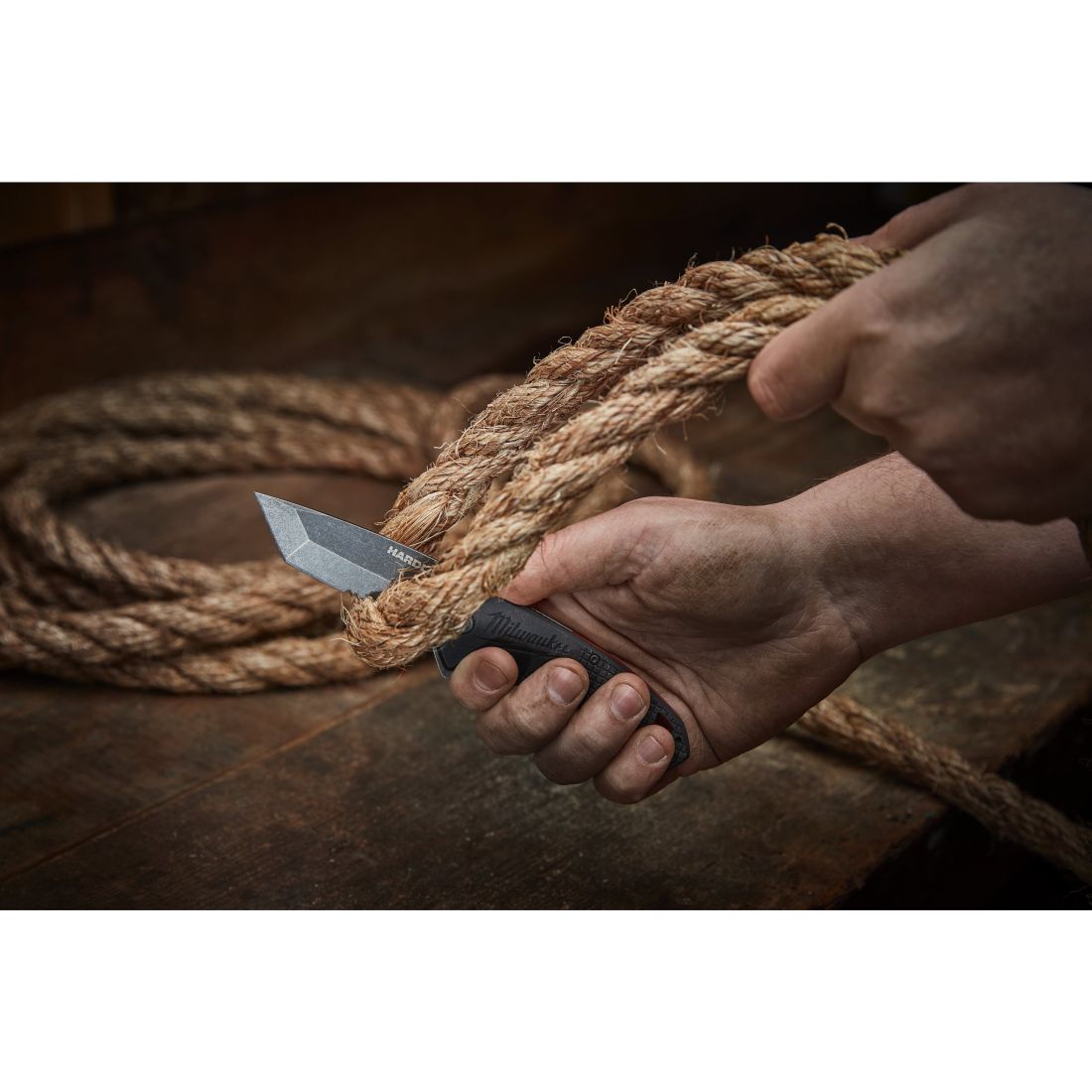 Ніж складний HARDLINE Serrated MILWAUKEE з серейторним лезом 75мм (48221998)