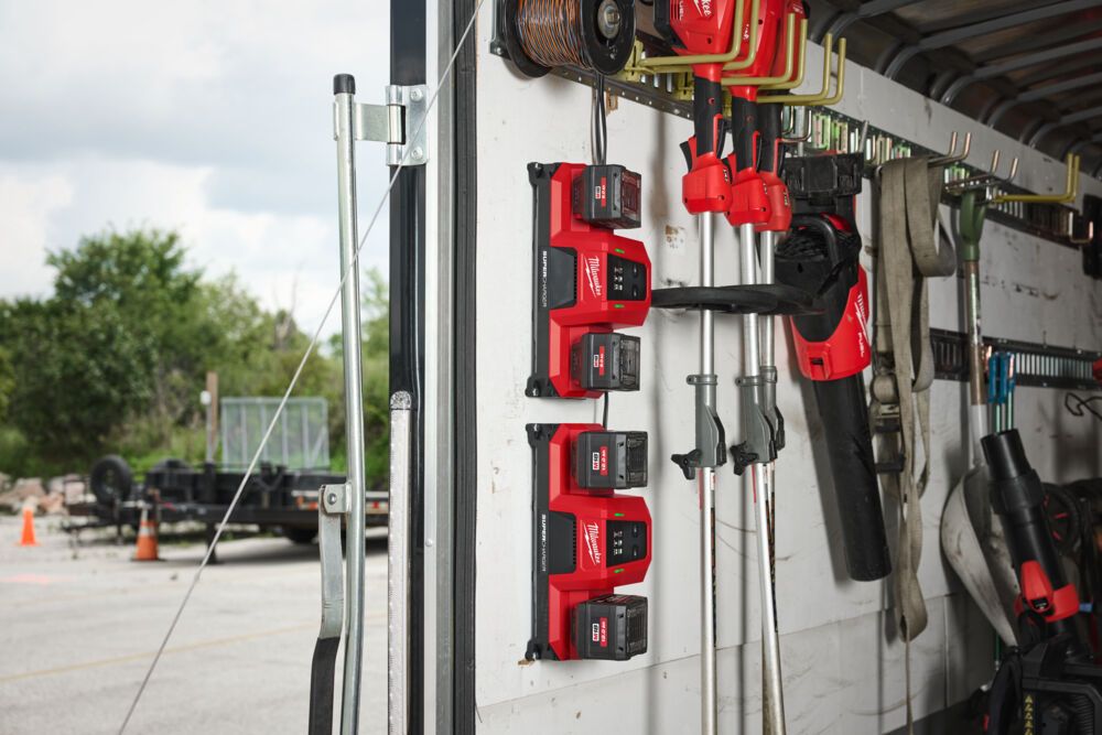 Зарядний пристрій MILWAUKEE, M18 MDBSC DUAL SUPER CHARGER (на 2 акумулятори) (4932498557)