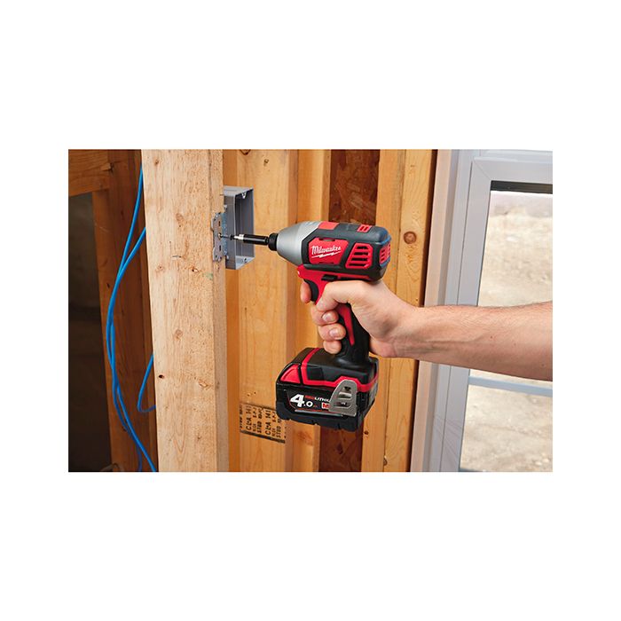 Аккумуляторный винтоверт Milwaukee M18 BID-202C (4933443585)