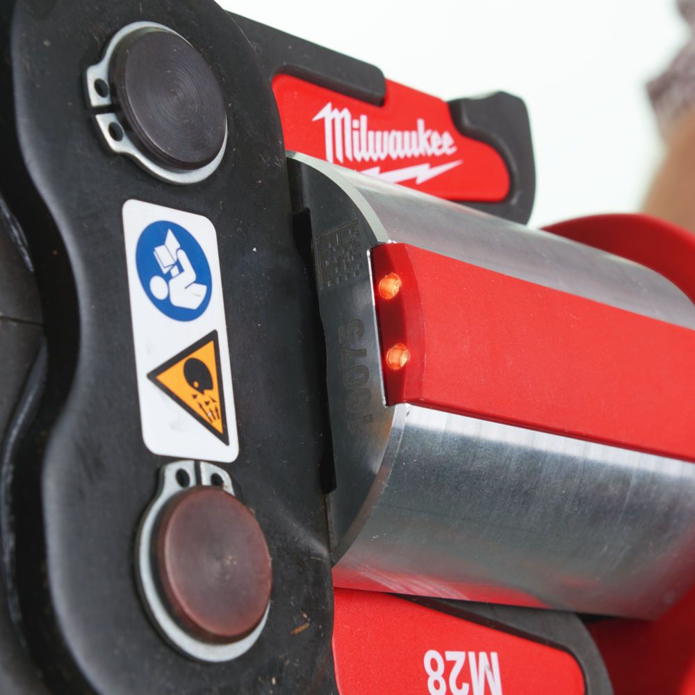 Обтискач гідравлійчний акумуляторний для труб MILWAUKEE, M18 BLHPT-202C (зарядний пристрій M12-18 C, 2 акумулятори М18 В2 2Аг, к (4933451132)