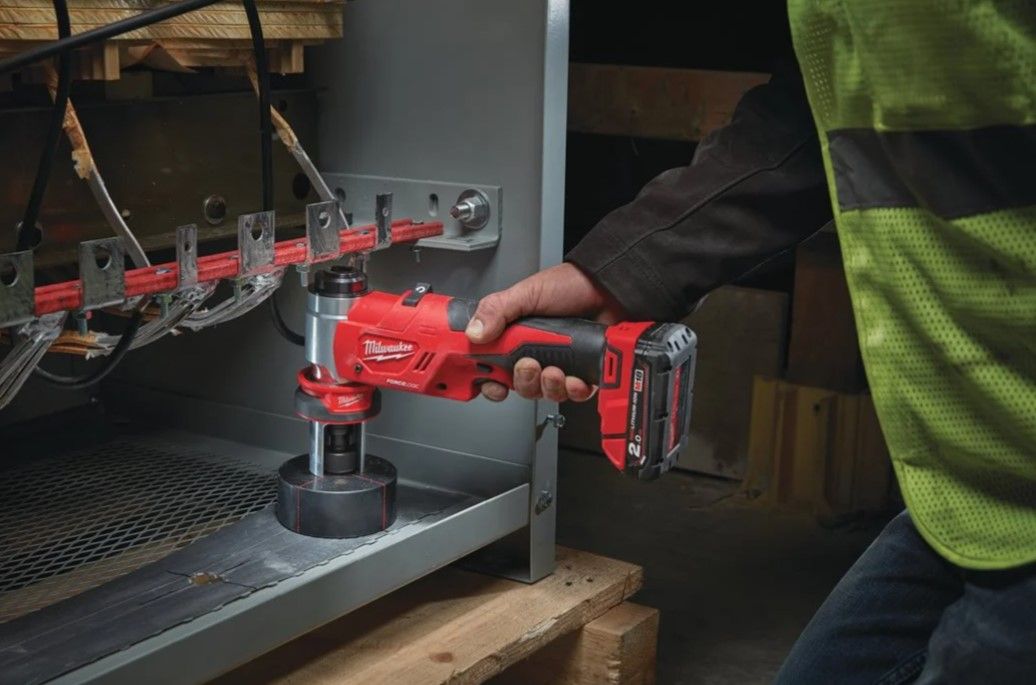 Пробійник гідравлічний для отворів акумуляторний FORCE LOGIC MILWAUKEE M18 HKP-201CA (зарядний пристрій М12-18 С, 1 акумулятор М (4933451204)