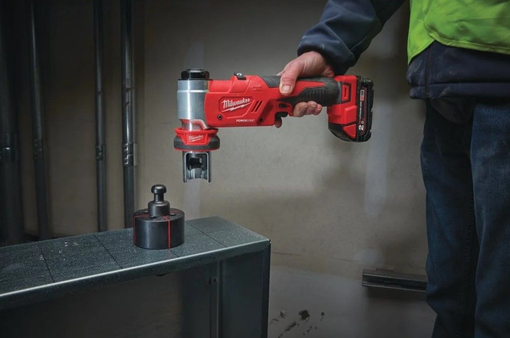 Пробійник гідравлічний для отворів акумуляторний FORCE LOGIC MILWAUKEE M18 HKP-201CA (зарядний пристрій М12-18 С, 1 акумулятор М (4933451204)