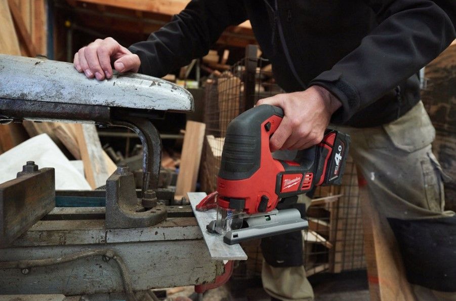Лобзик акумуляторний MILWAUKEE, M18 BJS-0X (каркас. полотно, адаптер, кожух, насадка, накладка підошви, HDкейс) (4933459573)