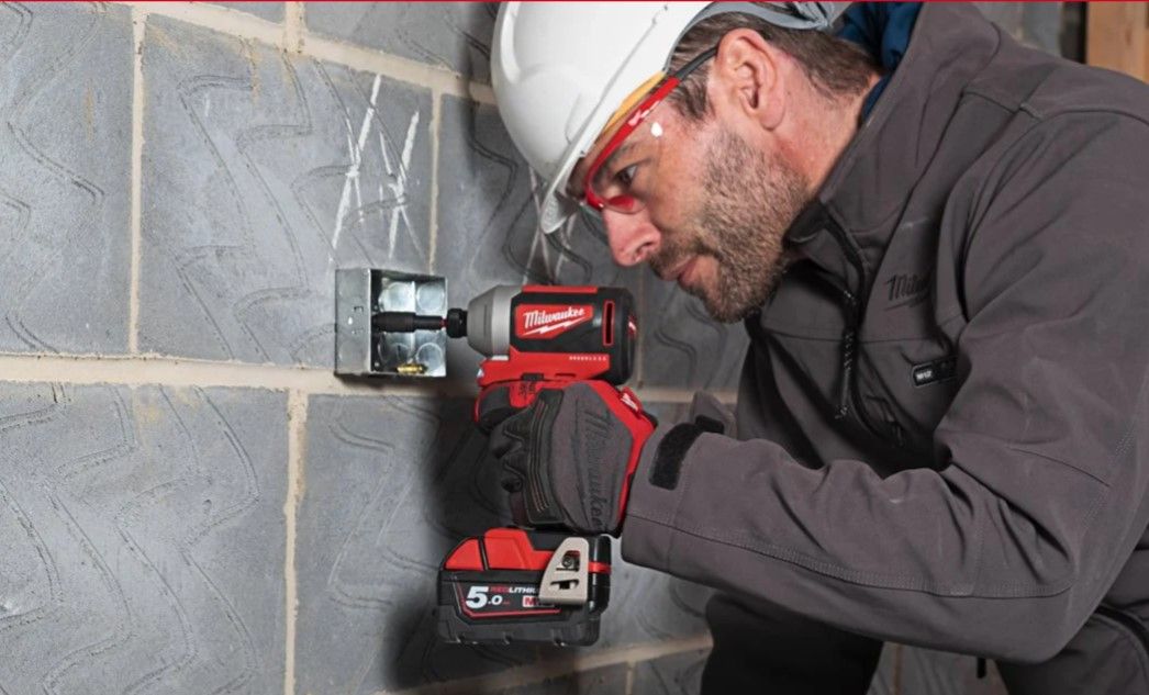 Шуруповерт ударний акумуляторний безщітковий 1/4" HEX MILWAUKEE, M18 BLID2-0X, 180Нм (каркас, кліпса для ременя, HDкейс) (4933464519)