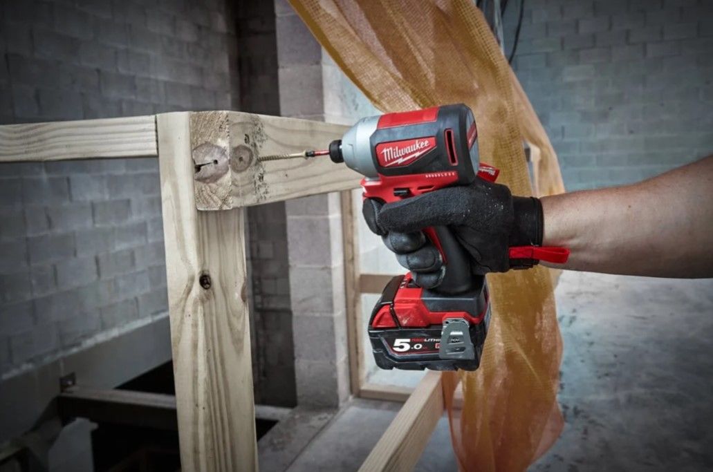 Шуруповерт ударний акумуляторний безщітковий 1/4" HEX MILWAUKEE, M18 BLID2-0X, 180Нм (каркас, кліпса для ременя, HDкейс) (4933464519)