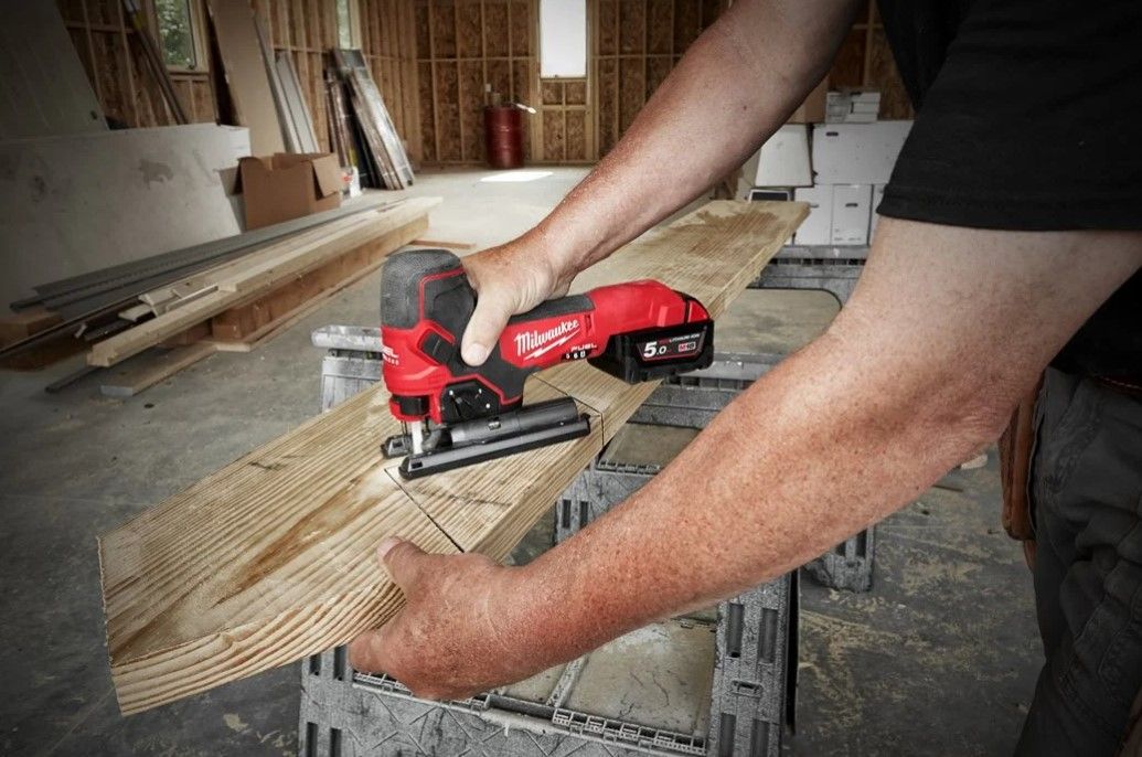 Лобзик акумуляторний MILWAUKEE, M18 FBJS-502Х (зарядний пристрій М12-18 FС, 2 акумулятори М18 В5 5Аг, аксесуари, HDкейс) (4933464800)