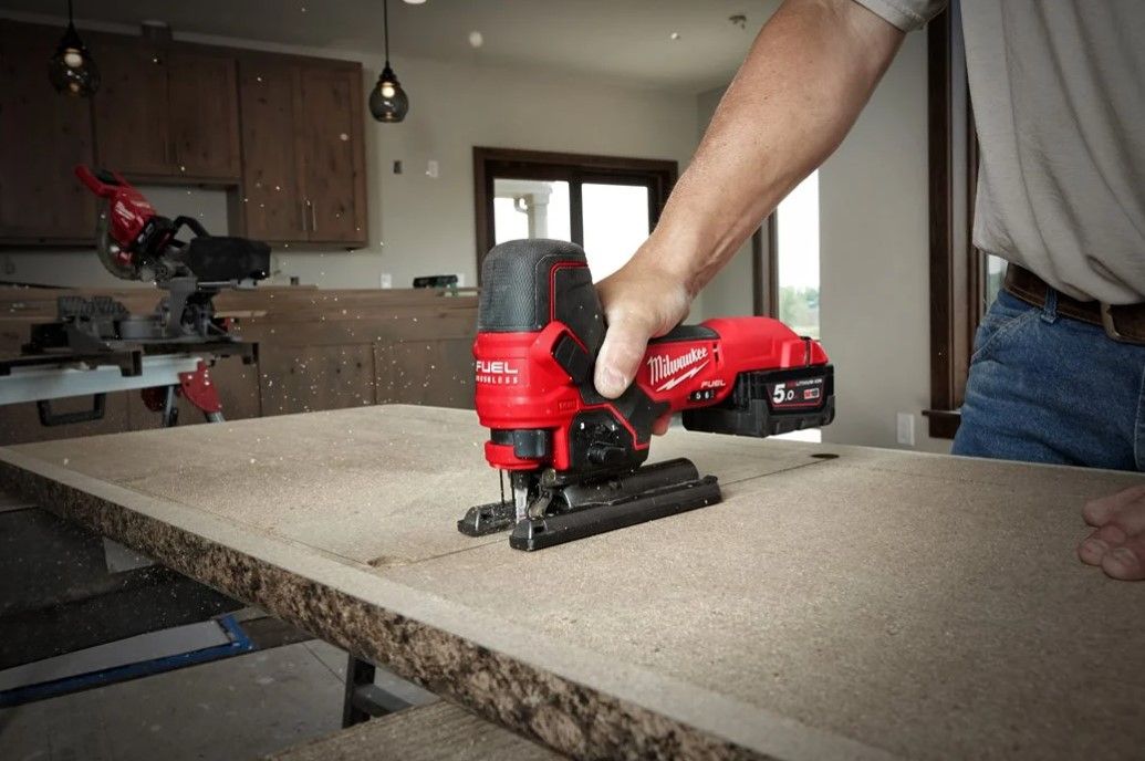 Лобзик акумуляторний MILWAUKEE, M18 FBJS-502Х (зарядний пристрій М12-18 FС, 2 акумулятори М18 В5 5Аг, аксесуари, HDкейс) (4933464800)