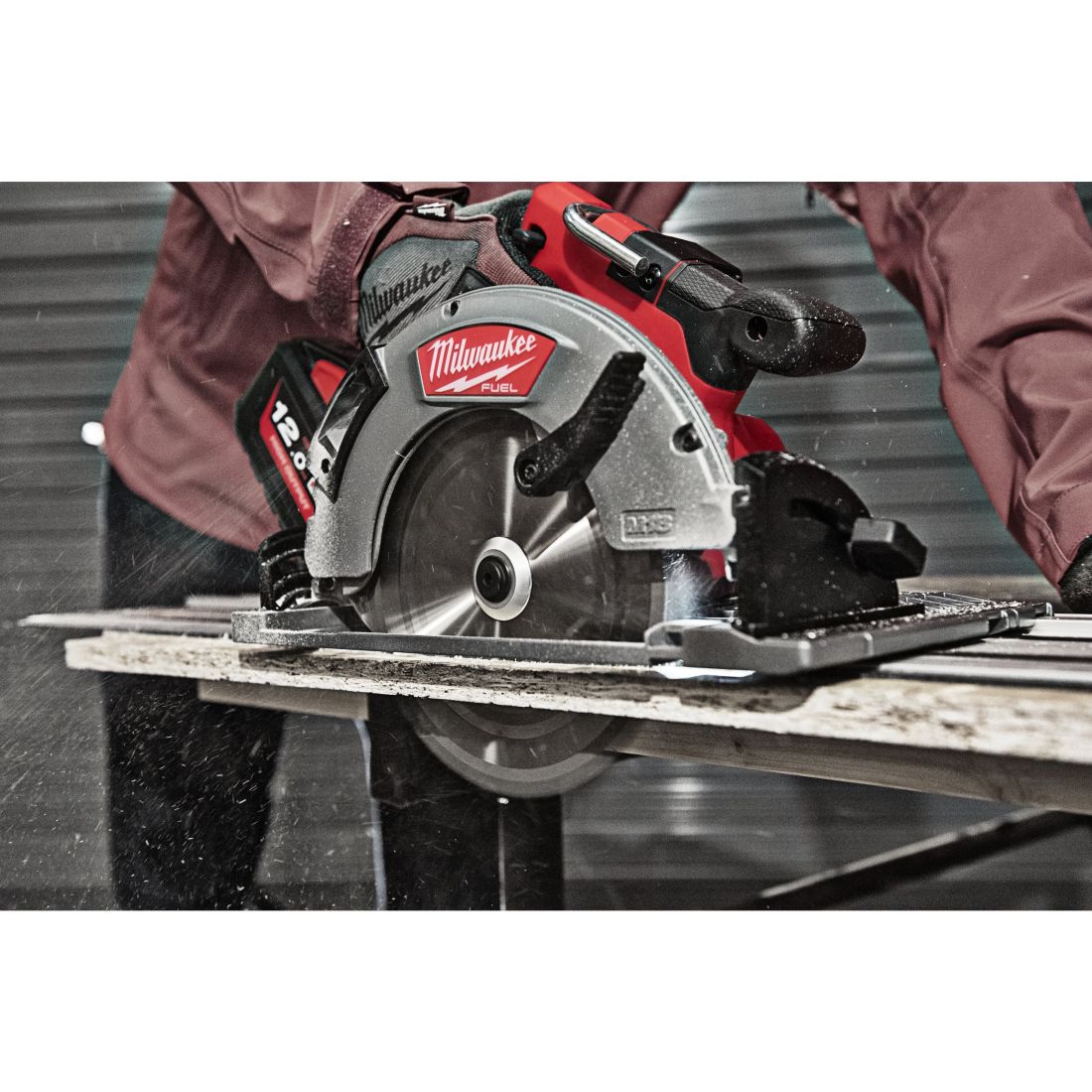 Пила дискова ручна акумуляторна MILWAUKEE M18 FCSG66-121C, діаметр 190мм (зарядний пристрій М12-18 FC, 1 акумулятор НВ12 12Аг, а (4933471195)