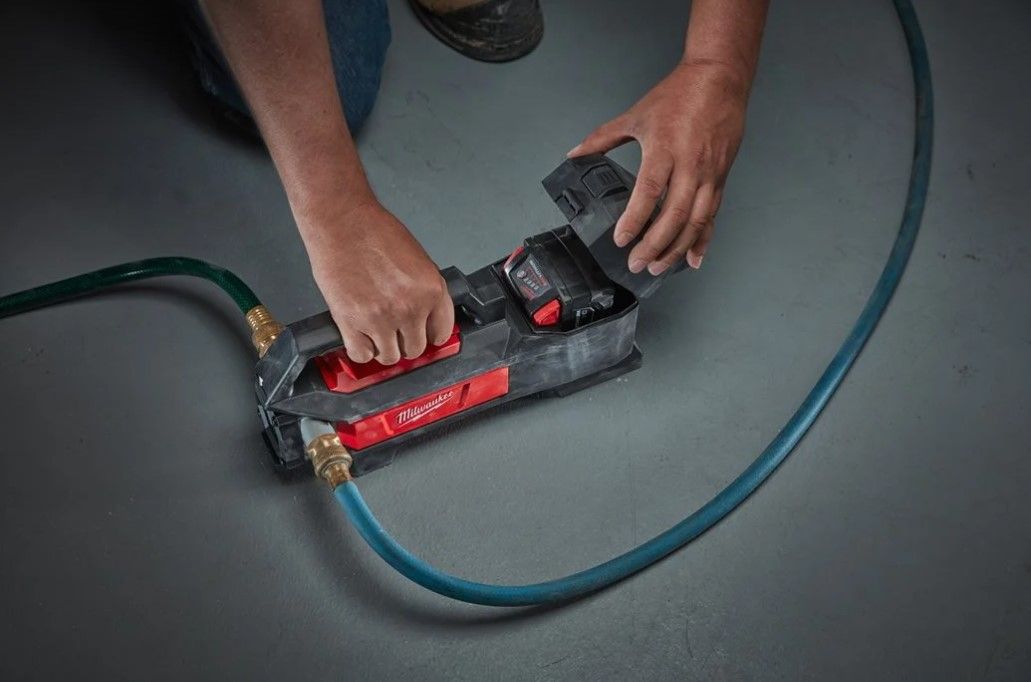 Аккумуляторный насос для воды Milwaukee M18 BTP-0 без АКБ и ЗУ (4933471494)