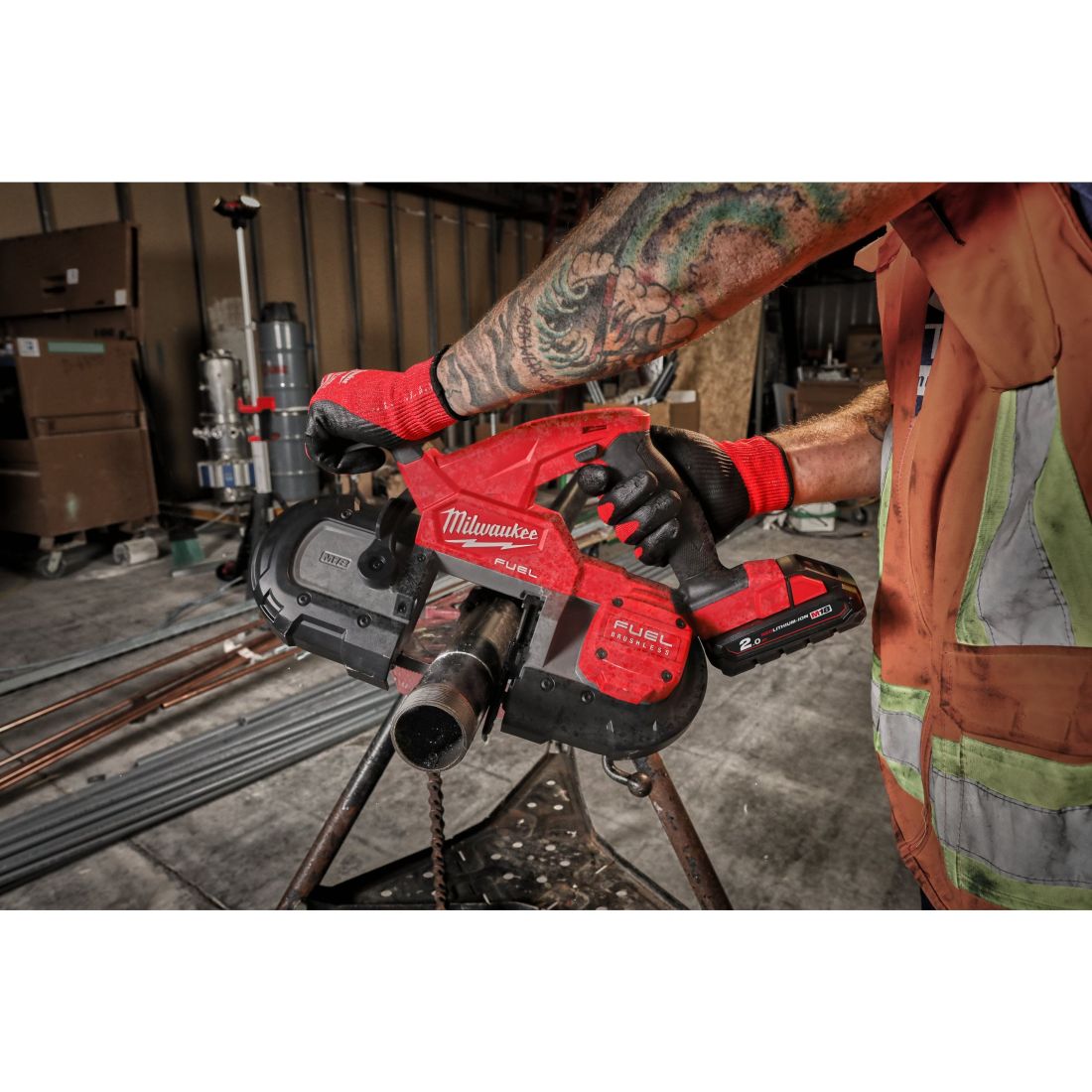 Пила стрічкова акумуляторна MILWAUKEE, M18 FBS85-202C (зарядний пристрій M12-18 FC, 2 акумулятори М18 В2 2Аг, аксесуари, кейс) (4933471497)