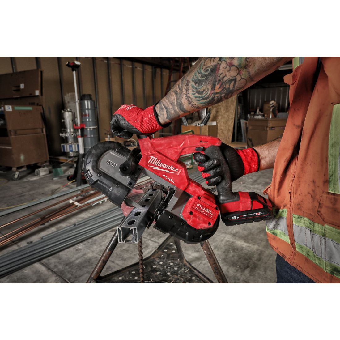 Пила стрічкова акумуляторна MILWAUKEE, M18 FBS85-202C (зарядний пристрій M12-18 FC, 2 акумулятори М18 В2 2Аг, аксесуари, кейс) (4933471497)