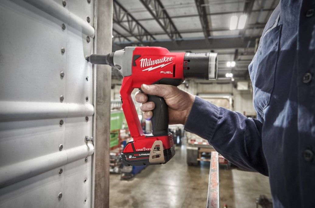 Заклепочник акумуляторний безщітковий MILWAUKEE M18 ONEFPRT-202X, діаметр заклепок 4,8-7,0мм (зарядний.пристрій М12-18 FC, 2 аку (4933478602)