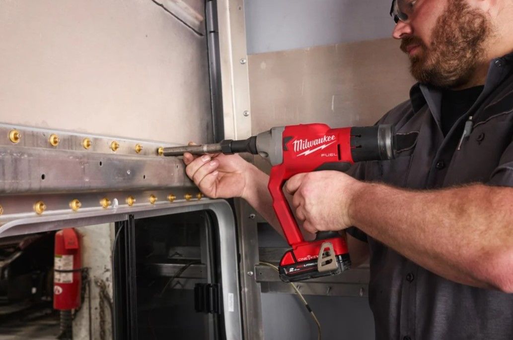 Заклепочник акумуляторний для замкових болтів безщітковий MILWAUKEE M18 ONEFLT-0X, діаметр 4,8-6,4мм (каркас, кліпса на ремінь. (4933478637)
