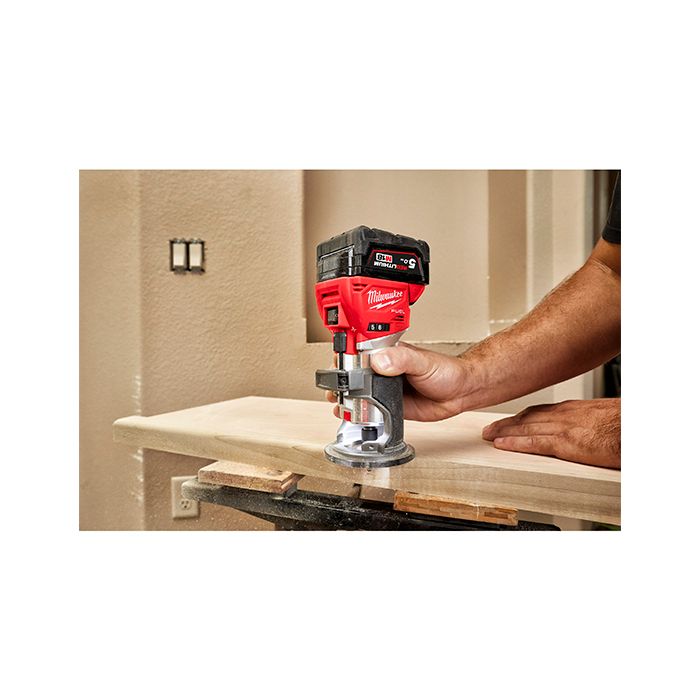 Фрезер кромкувальний акумулятрний MILWAUKEE, M18 FTR8-0X, цанга 6/8мм (насадки для відалення пилу 2шт, накладка 146мм, цанга 1х6 (4933479073)