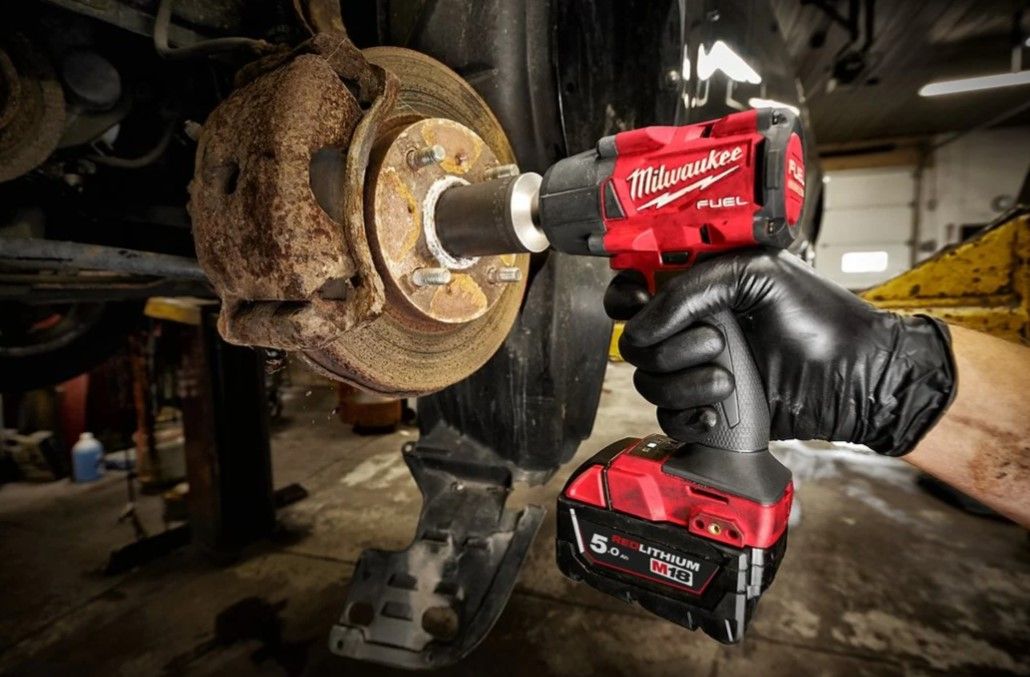 Гайковерт акумуляторний безщітковий 3/8'' MILWAUKEE, М18 FMTIW2F38-0X, 813Нм, з кільцем (каркас, кліпса для реміня, HDкейс) (4933479153)