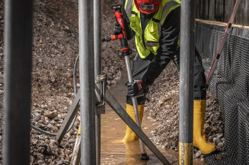 Насос для перекачування рідини акумуляторний MILWAUKEE, M12 BSWP-601 (зарядний пристрій С12 С, 1 акумулятор М12 В6 6Аг) (4933479640)