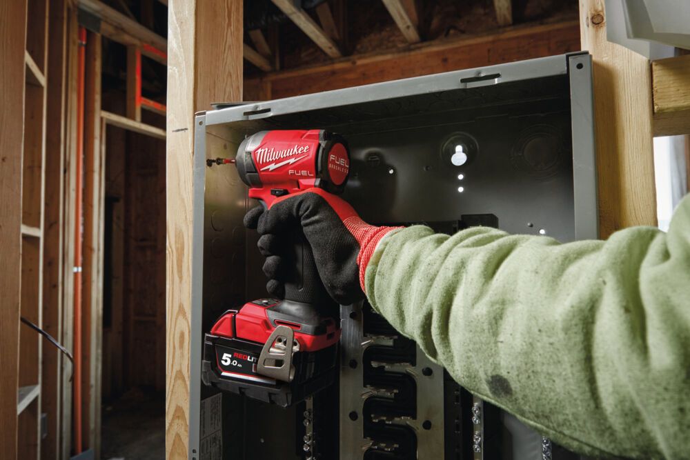 Шуруповерт ударний акумуляторний MILWAUKEE, M18 FID3-502X, 226Нм (зарядний пристрій M12-18 FC, 2 акумулятори М18 В5 5 Аг, кліпса (4933479865)