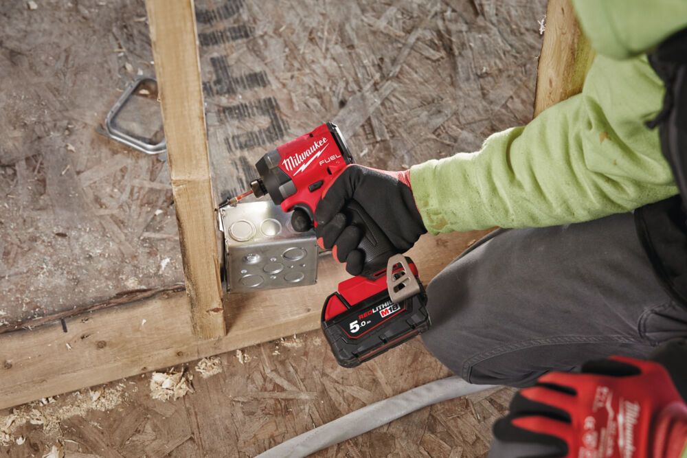 Шуруповерт ударний акумуляторний MILWAUKEE, M18 FID3-502X, 226Нм (зарядний пристрій M12-18 FC, 2 акумулятори М18 В5 5 Аг, кліпса (4933479865)