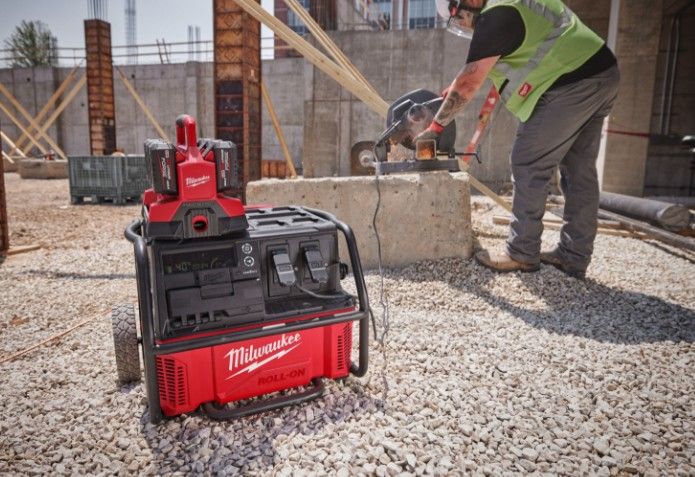Інвертор напруги акумуляторний MILWAUKEE IRPSUOP2500 (4933492133)
