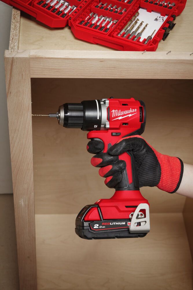 Дриль-шуруповерт акумуляторний безщітковий MILWAUKEE M18 BLDDRC-202C, 60,5Нм (зарядний пристрій М12-18 С, 2 акумулятори М18 В2 2 (4933492833)