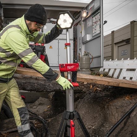 Щогла освітлення акумуляторна MILWAUKEE, M18 SAL2-502B, 2800Лм (зарядний пристрій М12-18 FC, 2 акумулятори М18 В5 5Аг, сумка) (4933492903)