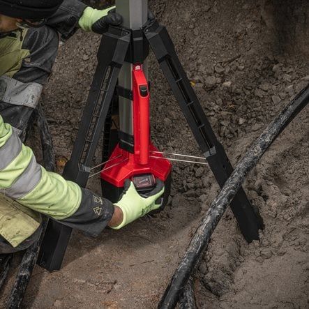 Щогла освітлення акумуляторна MILWAUKEE, M18 SAL2-502B, 2800Лм (зарядний пристрій М12-18 FC, 2 акумулятори М18 В5 5Аг, сумка) (4933492903)