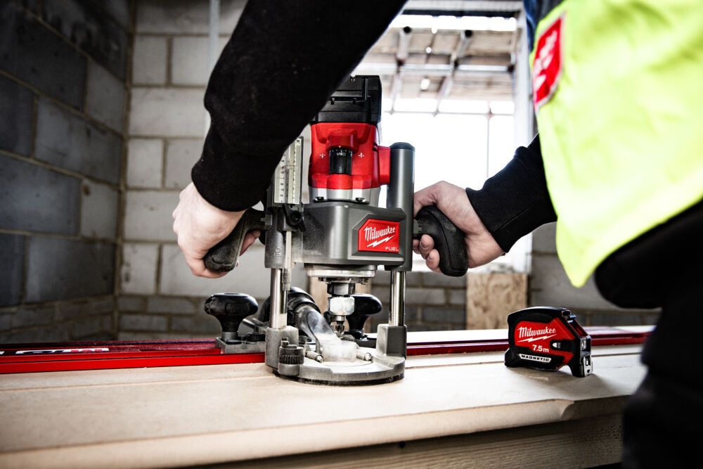 Фрезер акумулятрний кромкувальний MILWAUKEE, M18 FR12KIT-0P (цанги 8мм і 12мм, бічний упор, опорна плита, гайковий ключ, труба д (4933493305)