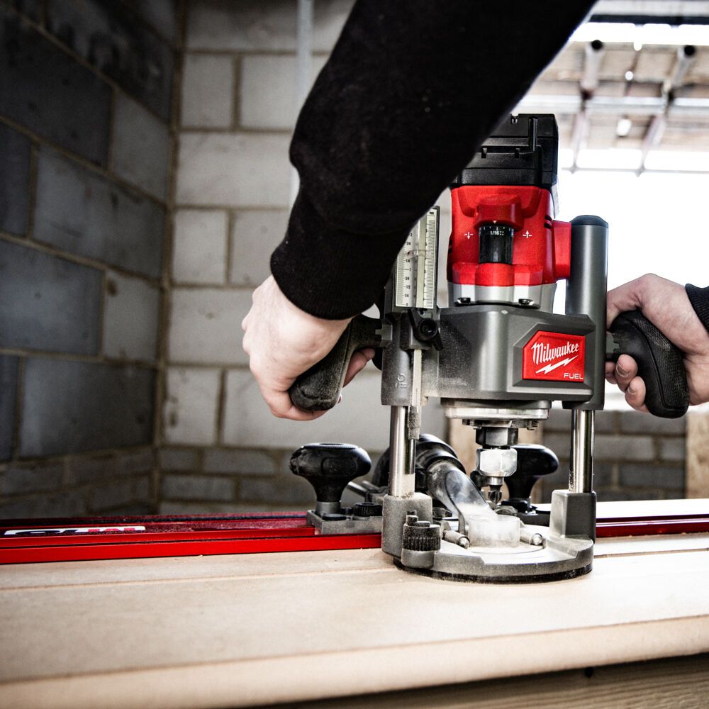 Фрезер акумулятрний кромкувальний MILWAUKEE, M18 FR12KIT-0P (цанги 8мм і 12мм, бічний упор, опорна плита, гайковий ключ, труба д (4933493305)