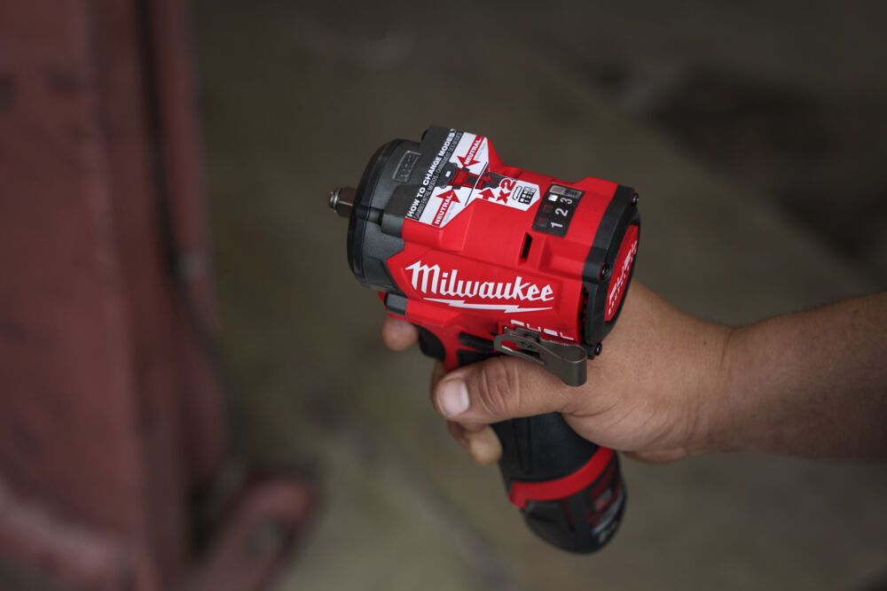 Гайковерт акумуляторний безщітковий 1/2'' MILWAUKEE, M12 FCIWF12G3-0, 746Нм, з кільцем (каркас, кліпса для реміня, картонне паку (4933493454)