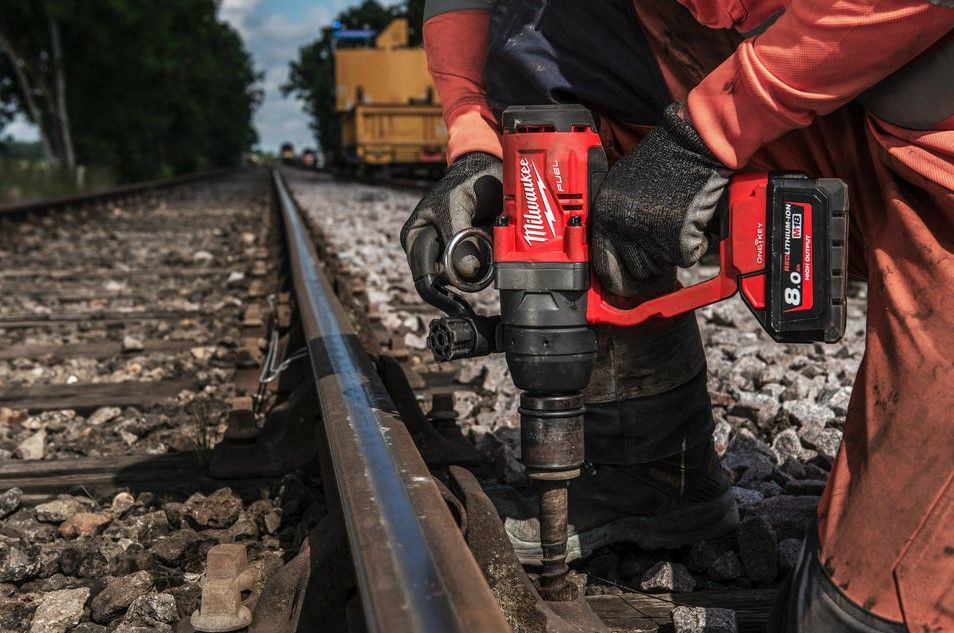 Гайковерт акумуляторный безщітковий 1'' MILWAUKEE, M18 ONEFHIWF1-802X, 2400Нм (зарядний пристрій M12-18 FC, 2 акумулятори M18 FB (4933499254)