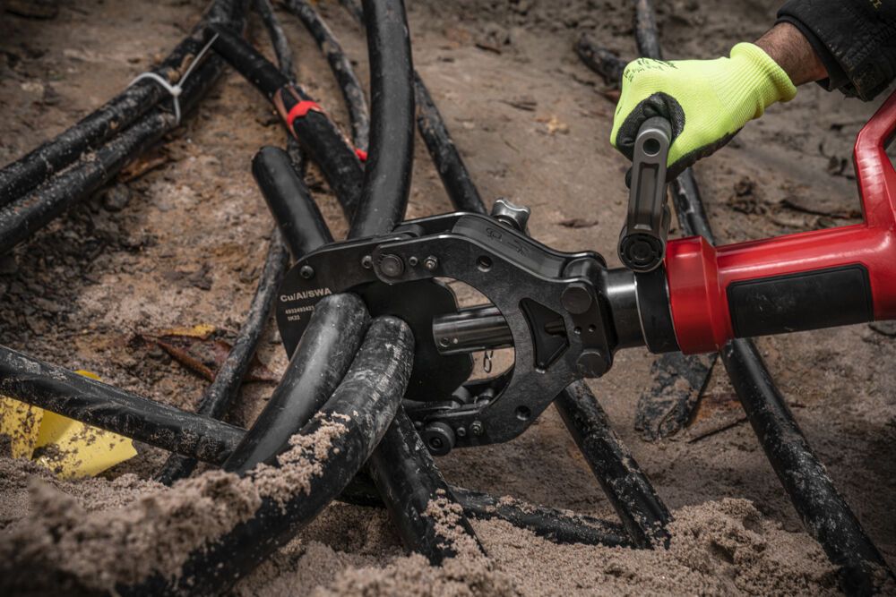 Кабелеріз гідравлічний акумуляторний MILWAUKEE, M18 HCC125-801C (зарядний пристрій M12-18 FC, 1 акумулятор М18 FВ8 8Аг, кейс) (4933499333)