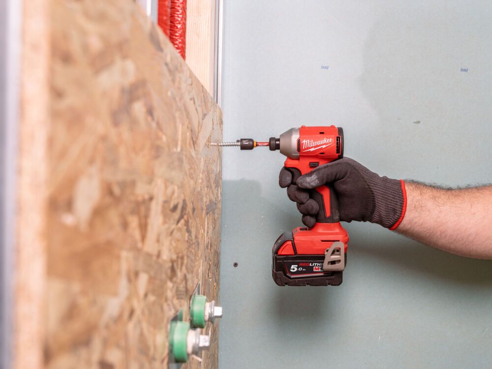 Шуруповерт ударний акумуляторний безщітковий MILWAUKEE M18 BLIDRCMC-402C (190Нм) (+ заряд.пристрій, 2 акум., HD кейс) + жилетка (4933499457)