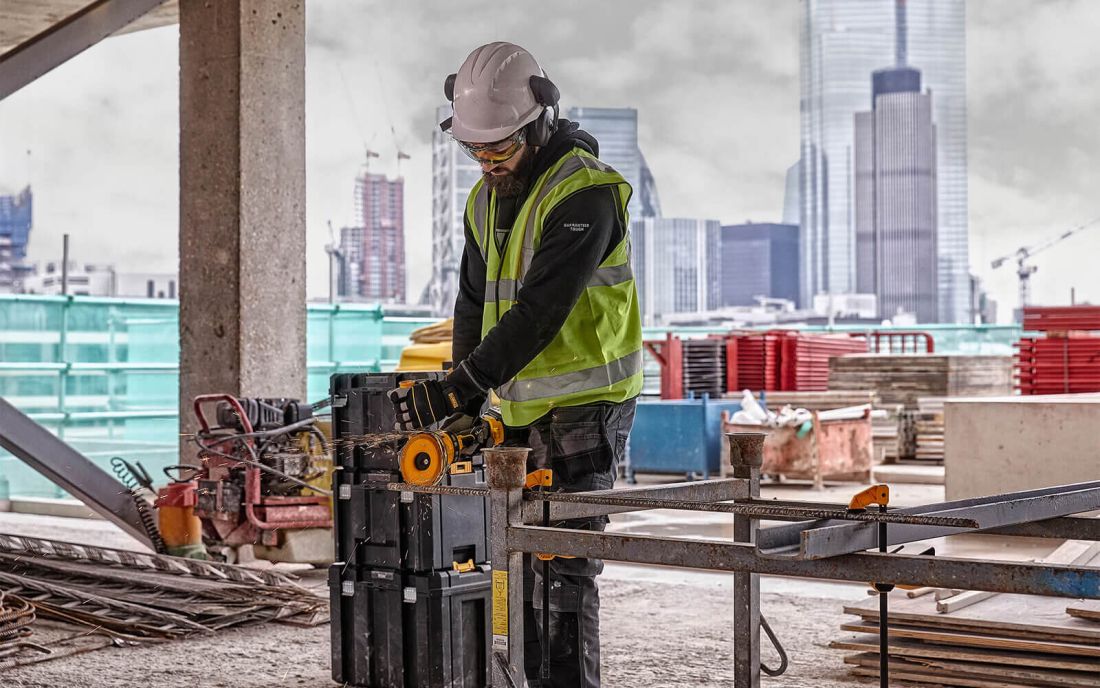 Шліфмашина кутова болгарка акумуляторна DeWALT DCG418N
