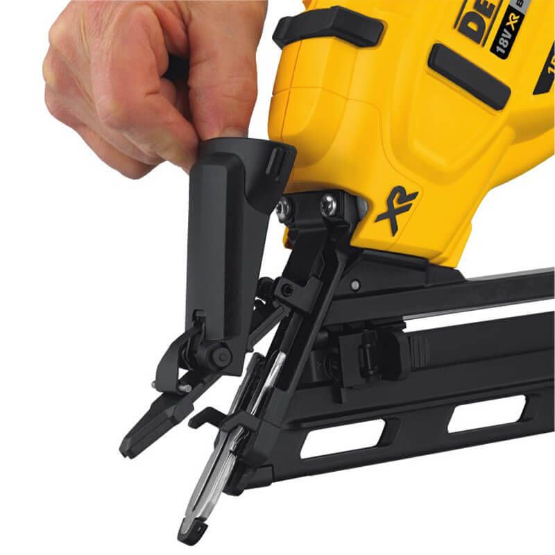 Пістолет цвяхозабивний акумуляторний безщітковий DeWALT DCN650P2