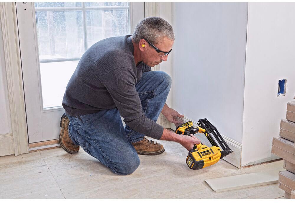 Пістолет цвяхозабивний акумуляторний безщітковий DeWALT DCN662N