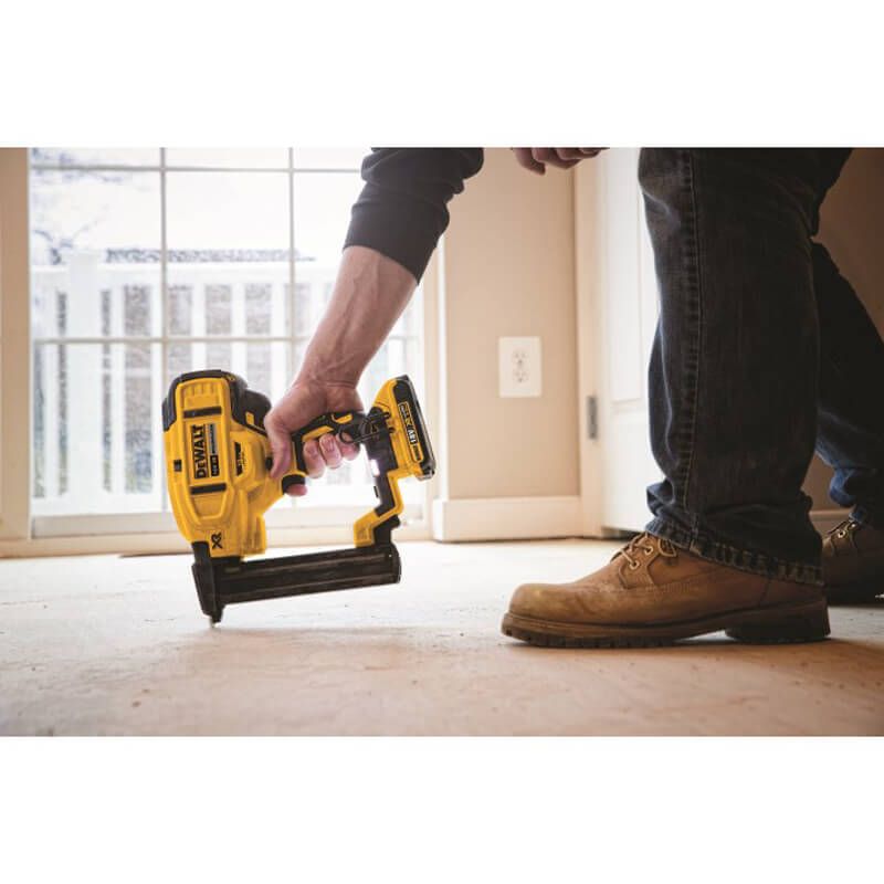 Степлер скобозабивний акумуляторний безщітковий DeWALT DCN681D2