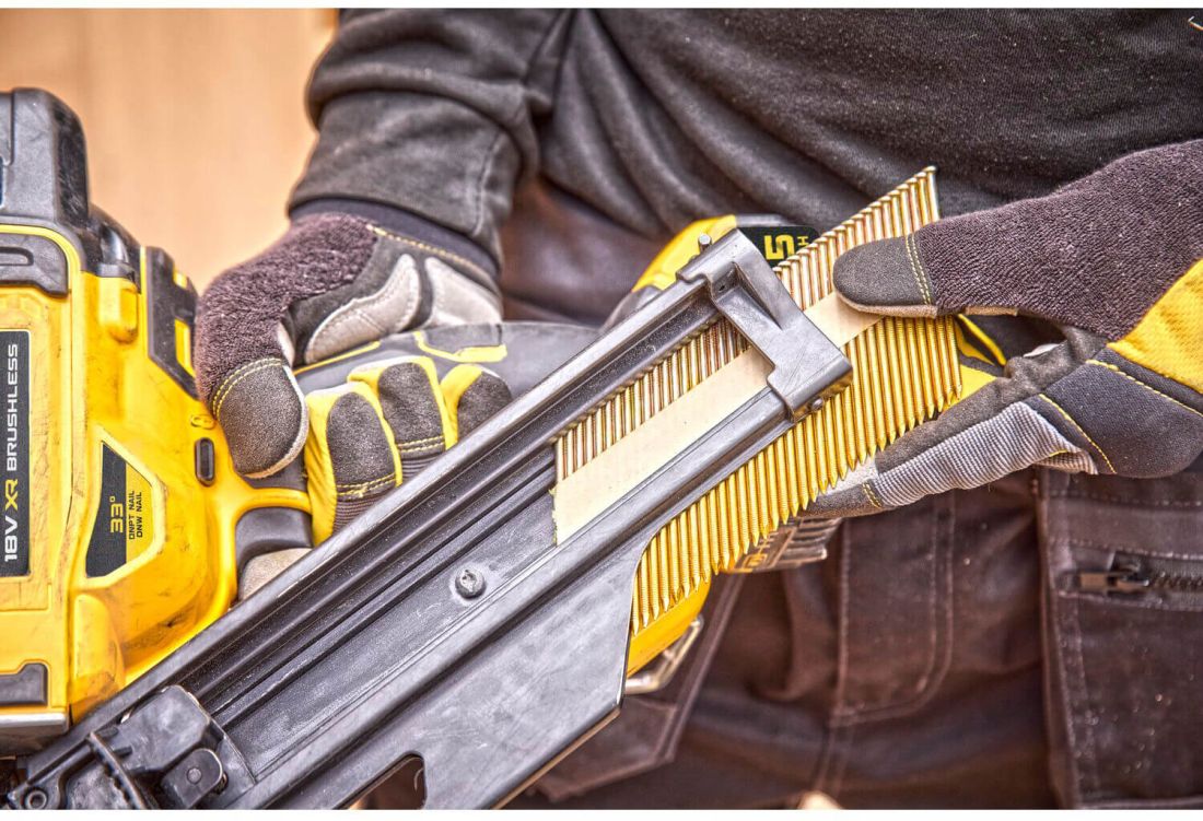 Пістолет цвяхозабивний акумуляторний безщітковий DeWALT DCN930N