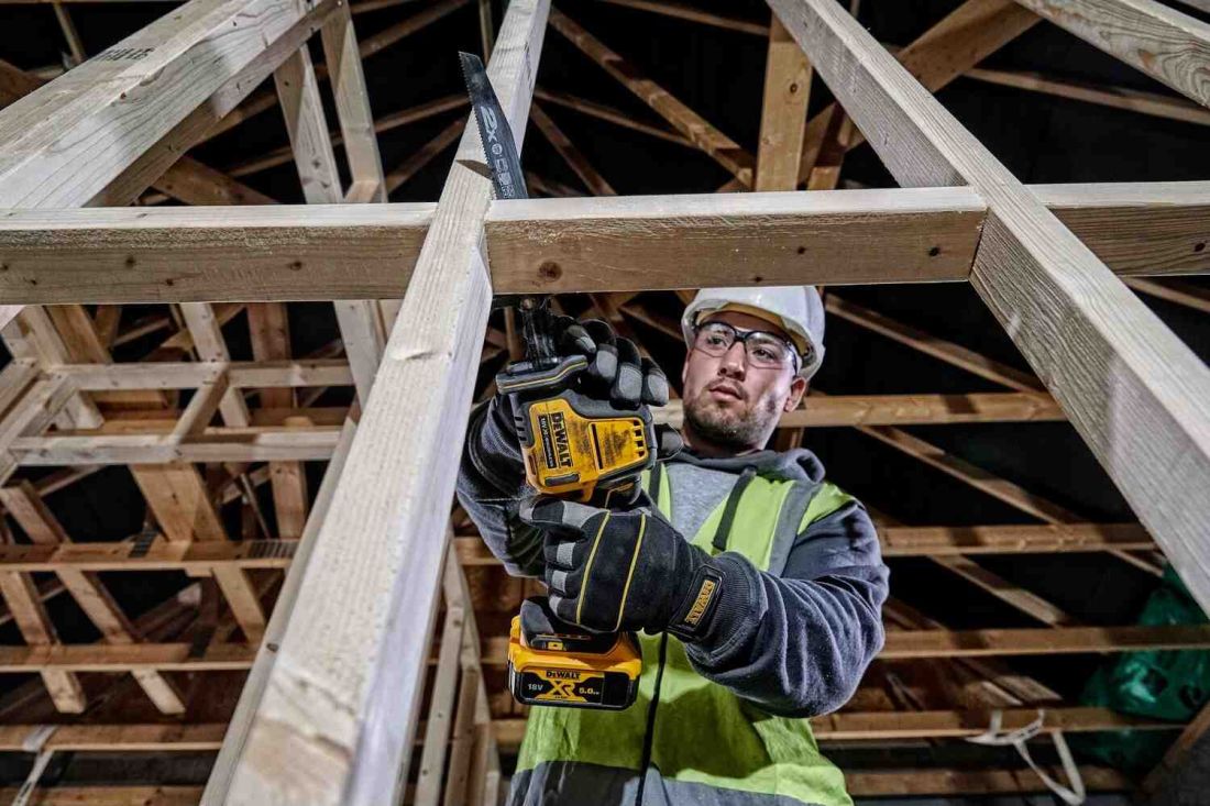 Пилка шабельна акумуляторна безщіткова DeWALT DCS369P2