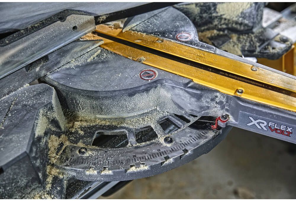 Пила торцювальна акумуляторна безщіткова DeWALT DCS727N