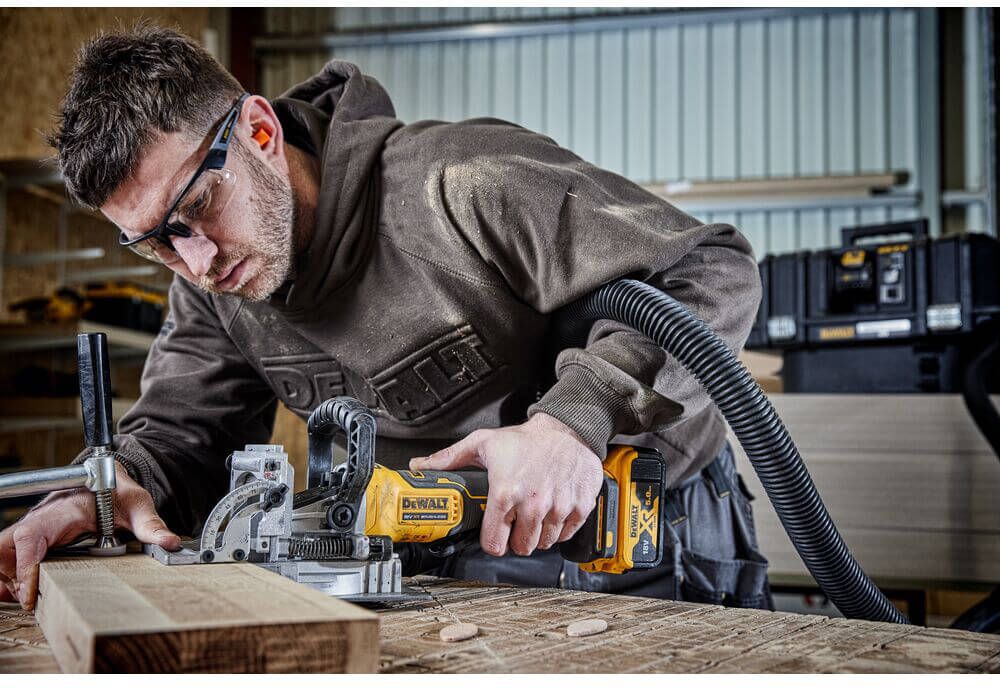 Фрезер акумуляторний безщітковий DeWALT DCW682N